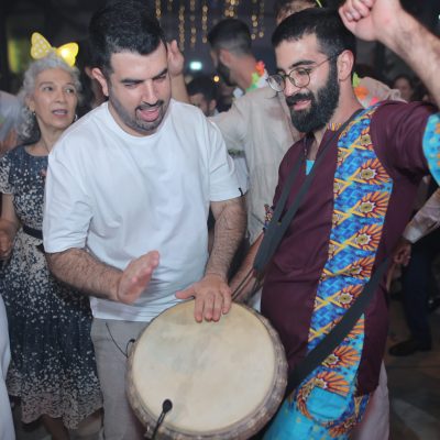 חתן מתופף ברחבה